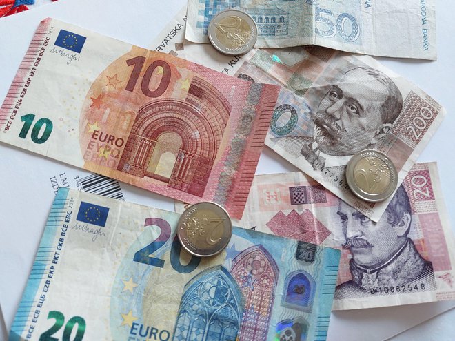 Hrvaška centralna banka (HNB) bo kovance menjala še tri leta od sprejetja nove valute, torej do konca leta 2025, bankovce pa brez omejitve. FOTO: Dejan Vodovnik
