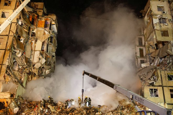 Devetnadstropna stanovanjska zgradba je bila v napadu v celoti uničena. FOTO: Clodagh Kilcoyne/Reuters
