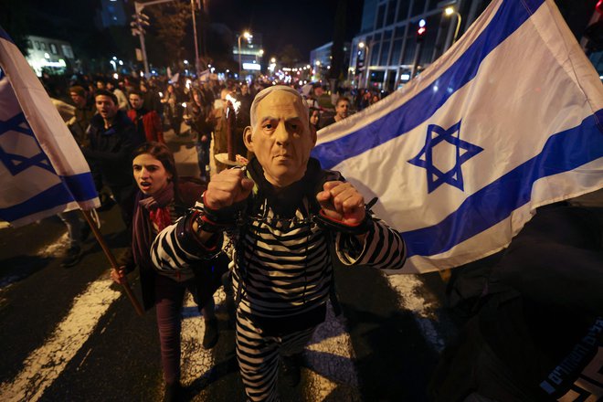 Gre za doslej največje proteste proti novi vladi, ki je prisegla konec decembra. FOTO: Ahmad Gharabli/AFP
