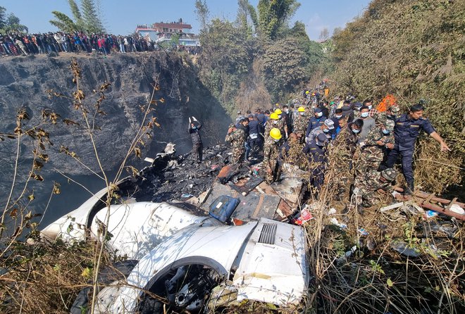 Letalo je strmoglavilo tik pred pristankom, pri tem pa je zagorelo. Preiskava vzroka strmoglavljenja še poteka. FOTO: Reuters
