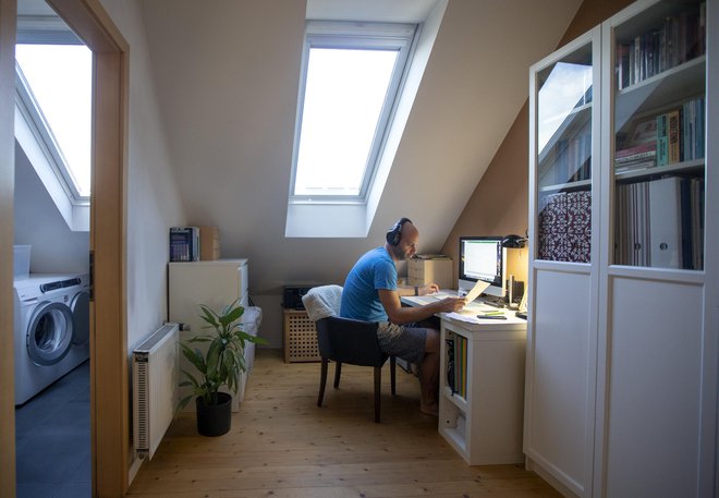 Delo od doma je idealno za pisarniške in podobne dejavnosti. Foto Matej Družnik
