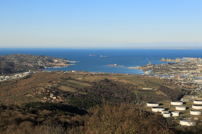 Italijanski načrti za umestitev plinskega terminala v Tržaški zaliv so spet postali realnost. FOTO: Leon Vidic/Delo
