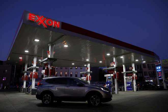 Exxon je vedel,&nbsp;vendar je dognanja lastnih znanstvenikov prikrival, hkrati pa je v javnih izjavah zanikal, da bi kurjenje fosilnih goriv povzročalo podnebne spremembe. FOTO: Andrew Kelly/Reuters
