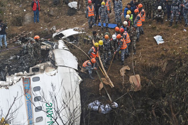 V nedeljo zvečer je nepalska letalska družba Yeti Airlines potrdila smrt 69 ljudi. FOTO:&nbsp;Prakash Mathema/AFP
