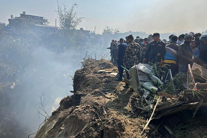 Po navedbah predstavnika lokalnih oblasti je letalo strmoglavilo na območju med novim in starim letališčem v tem drugem največjem nepalskem mestu. FOTO: Krishna Mani Baral/AFP
