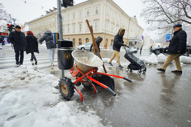 Darsovi delavci&nbsp; so porabili 1229 ton soli, 119.186 litrov natrijevega klorida ter 4000 litrov kalcijevega klorida. FOTO: Jože Suhadolnik/Delo
