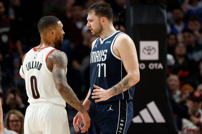 Luka Dončić je tokrat izpustil dvoboj z Damianom Lillardom (levo). FOTO: Steph Chambers/AFP
