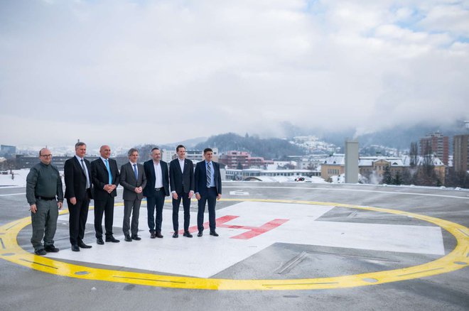 Na vrhu nadomestne novogradnje, na heliportu nad Urgentnim centrom Celje. FOTO: Boštjan Podlogar/STA
