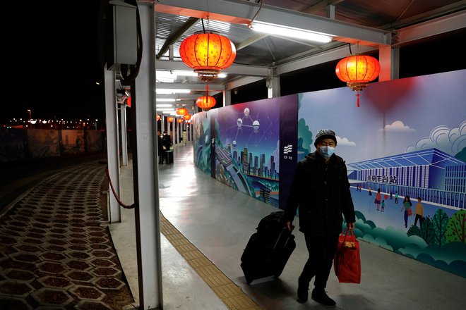 Odprava omejevalnih ukrepov je v hipu obudila zatrto strast do potovanj in med Kitajci se je znova prebudilo upanje, da bo svetovni turizem kmalu okreval. FOTO: Tingshu Wang/Reuters
