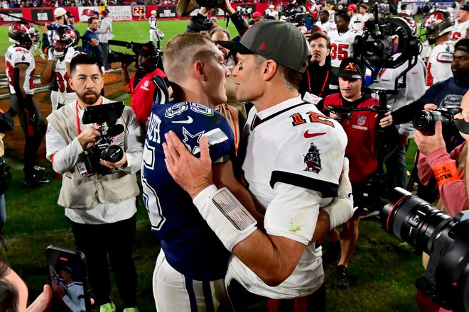 Leighton Vander Esch in Tom Brady (desno) ob koncu dvoboja za tako imenovani&nbsp;&raquo;NFC Wild Card&laquo;&nbsp;na štadionu Raymonda Jamesa v Tampi.&nbsp;FOTO: Julio Aguilar/AFP
