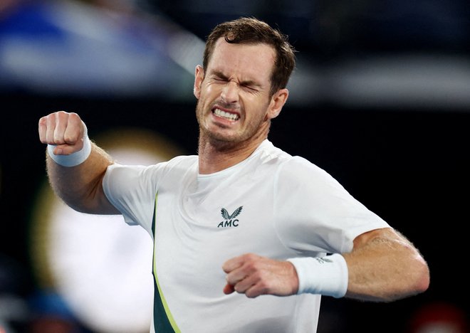 Andy Murray se je takole razveselil ene največjih zmag zadnjih sezon. FOTO: Hannah Mckay/Reuters
