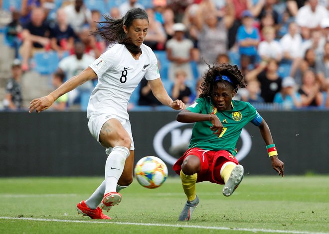 Novozelandska reprezentanca, na fotografiji levo Abby Erceg med tekmo SP 2019 v Franciji s Kamerunom, bo odigrala prvo tekmo domačega mundiala 20. julija v Aucklandu proti Norvežankam. FOTO: Jean-Paul Pelissier/Reuters
