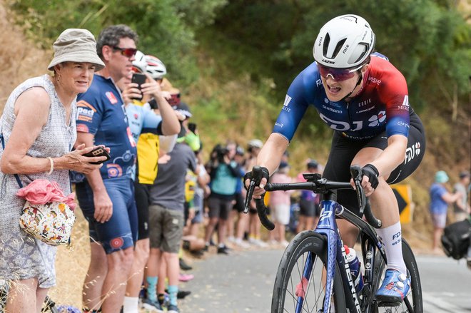 Grace Brown prodira po cesti Corkscrew, ki jo je popeljala do etapne zmage.&nbsp;FOTO:&nbsp;Brenton Edwards/AFP
