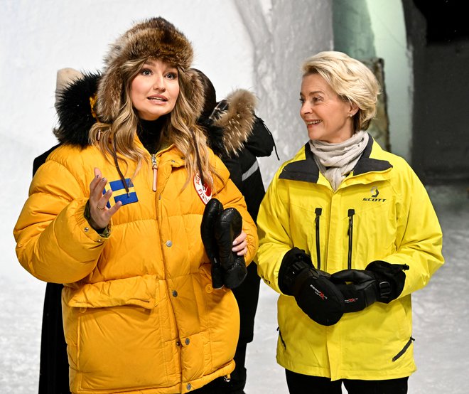Ursula von der Leyen s švedsko ministrico za energetiko Ebbo Busch v ledenem hotelu na Švedskem. FOTO: TT/Reuters
