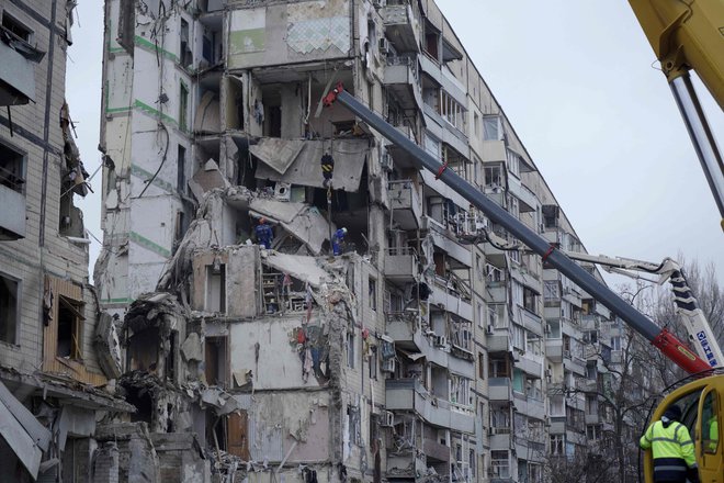 Napad v Dnipru je bil najhujši izmed sobotnih raketnih napadov ruskih sil po vsej Ukrajini. FOTO: Vitalii Matokha/AFP
