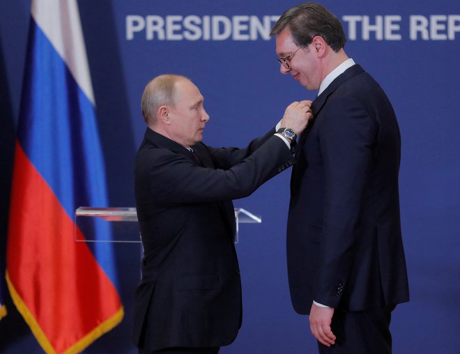 Točno na današnji dan pred štirimi leti je ruski predsednik Vladimir Putin v Beogradu srbskemu predsedniku Aleksandru Vučiću na prsi pripel odlikovanje Aleksandra Nevskega. Od tedaj se je veliko&nbsp;spremenilo, zdaj Rusija novači Srbe za boj v Ukrajini. FOTO: Maxim Shipenkov/Pool via Reuters
