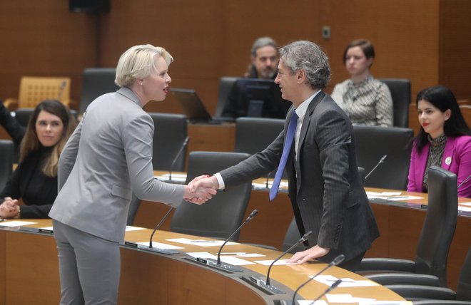 Kaže, da bo na tokratni seji državnega zbora, ki ga vodi Urška Klakočar Zupančič, premier Robert Golob doživel prvi zakonodajni poraz. FOTO: Blaž Samec
