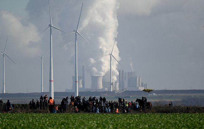 ExxonMobil še zdaleč ni bil edini med družbami s fosilnimi gorivi, ki so interno vedele, da bo raba fosilnih goriv še pred 2050 imela &raquo;dramatične okoljske učinke&laquo;. FOTO: Ina Fassbender/AFP
