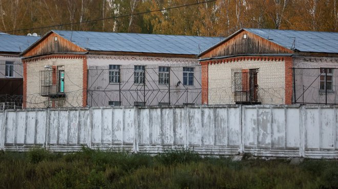 Tik pred novim letom so Navalnega ponovno preselili v samico, ker se je drznil umivati v času, ko to ni dovoljeno po pravilih zapora v Vladimirski oblasti, več kot 250 kilometrov vzhodno od Moskve. FOTO: Yulia Morozova/Reuters
