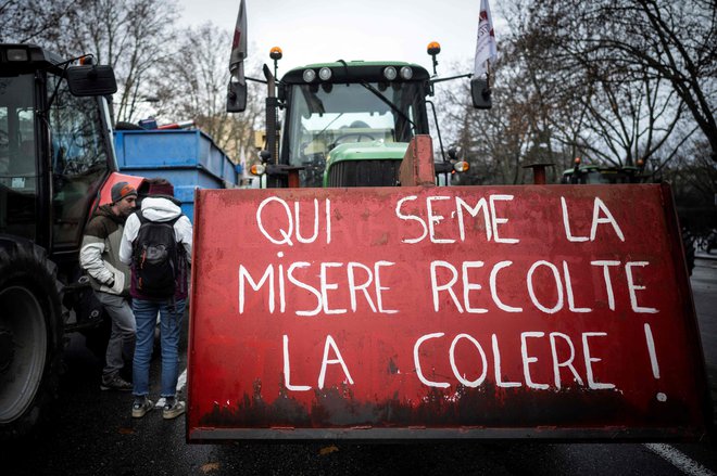 Kdor seje revščino, žanje jezo, so francoski kmetje jezni na oblasti.

FOTO:&nbsp;Lionel Bonaventure/AFP
