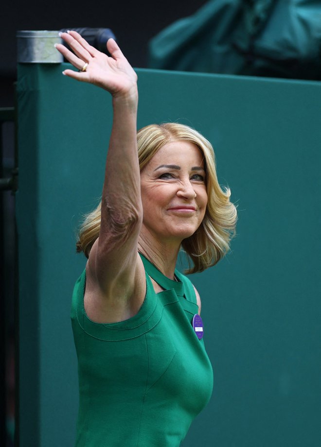 Chris Evert pozdravlja navijače ob proslavi lanskega okroglega jubileja osrednjega igrišča v Wimbledonu.&nbsp;FOTO: Hannah Mckay/Reuters
