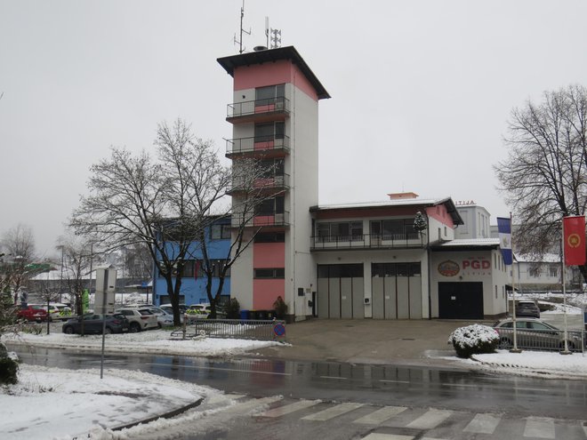 Gasilski dom ob Ljubljanski cesti v Litiji si gasilci delijo s policisti. FOTO:&nbsp;Bojan Rajšek/Delo
