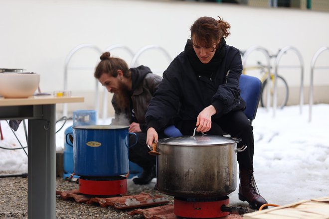 Solidarno hranijo lačne kolege. FOTO: Črt Piksi/Delo
