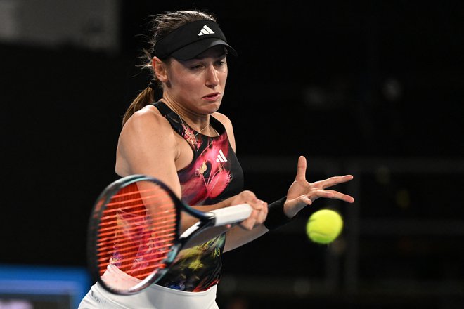 Kaja Juvan proti prepričljivi igri wimbledonske zmagovalke Jelene Ribakiei ni našla pravega odgovora. Foto William West/AFP
