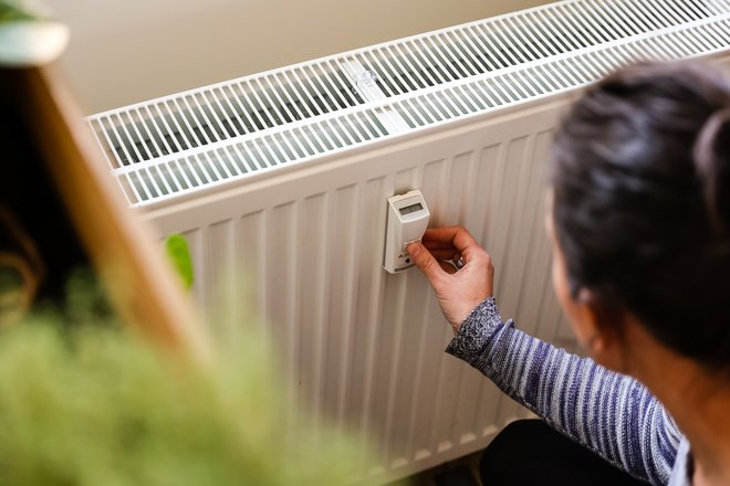 Več kot šestina evropskih gospodinjstev je oktobra zaradi toplega vremena in varčevanja zaprla radiatorje. Foto Črt Piksi
