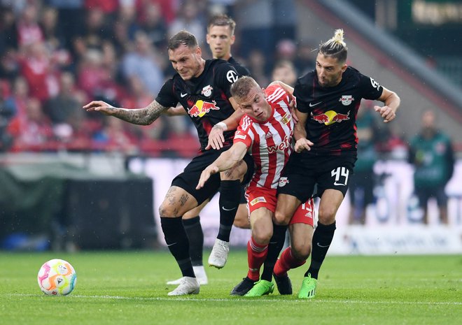 Kevin Kampl (desno) je začel 9 ligaških tekem za Leipzig v tej sezoni, na gol pa čaka vse od junija 2020. FOTO: Annegret Hilse/Reuters
