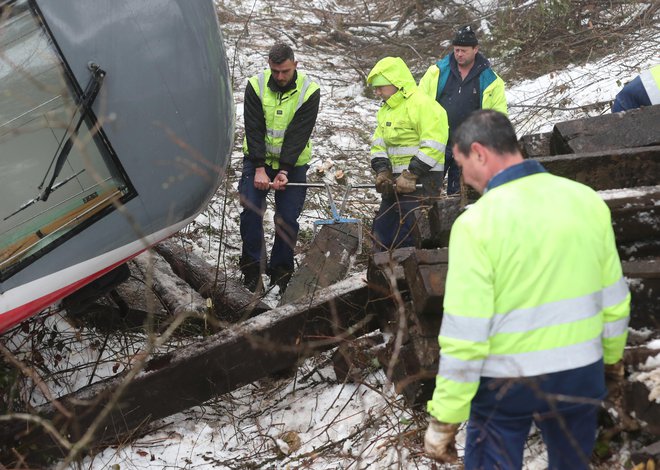 Gasilci so pregledali kraj dogodka in s tehničnim posegom vstopili v prevrnjeni vagon. FOTO: Dejan Javornik
