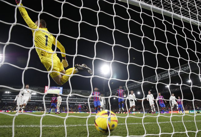 Michael Olise je z mojstrskim prostim strelom poskrbel za delitev točk na štadionu&nbsp;Selhurst Park. FOTO: Peter Cziborra/Reuters
