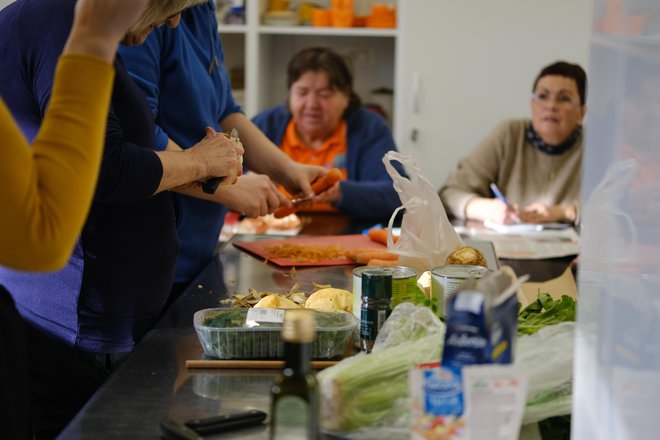 Takole je videti kuhanje, pri katerem se združi prijetno s koristnim. FOTO: Špela Ankele/Delo
