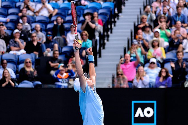 Jenson Brooksby proslavlja po zmagi nad Casperjem Ruudom.&nbsp;FOTO: Martin Keep/AFP
