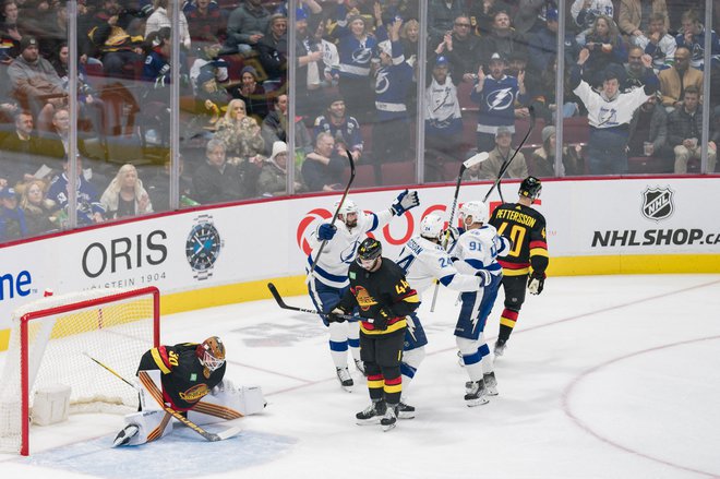 Vratar Vancouvra Spencer Martin spremlja slavje hokejistov Tampe&nbsp;s Stamkosom&nbsp;(št. 91) na čelu po Kanadčanovem jubilejnem 500. golu v ligi NHL.&nbsp;FOTO: Bob Frid/USA Today Sports
