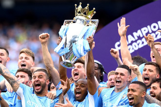 Nogometaši Manchester Cityja so državni naslov lani osvojili v dramatičnem slogu po preobratu in zmagi v zadnjih minutah zadnjega kola nad Aston Villo. FOTO: Hannah Mckay/Reuters
