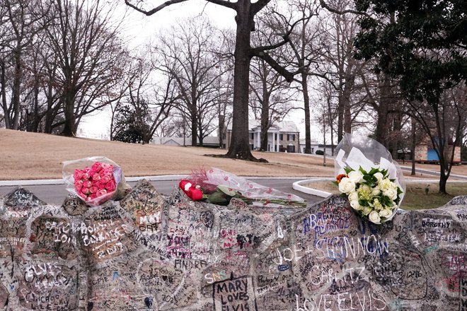 Pred Graceland, kjer je prva leta živela tudi Lisa Marie Presley, oboževalci že prinašajo cvetje. FOTO: Karen Pulfer Focht/ Reuters
