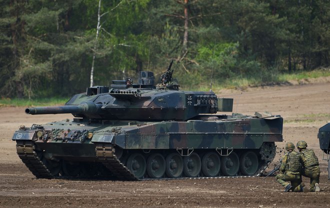 Tank tipa leopard 2, ki si ga želi Ukrajina za osvoboditev ozemlja, ki je pod rusko okupacijo. FOTO:&nbsp;Patrik Stollarz/AFP
