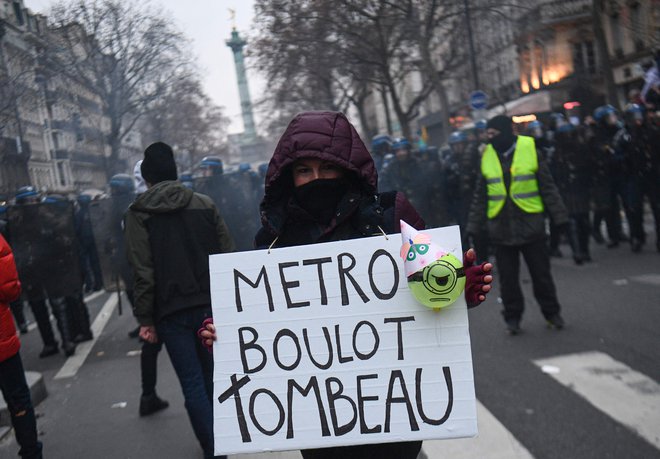 Metro, služba, grob, so na transparent zapisali protestniki. FOTO: Christophe Archambault/AFP
