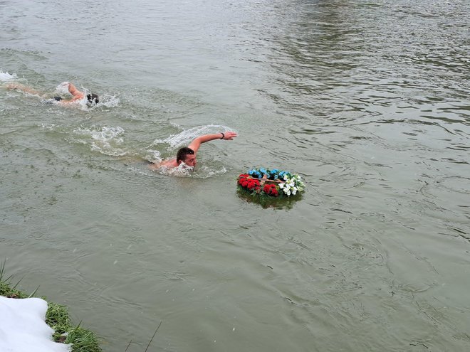 Tudi letos je do križa prvi priplaval Dejan Moćić. FOTO: Špela Kuralt/Delo
