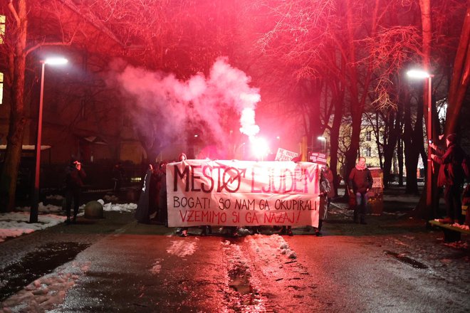 Sočasno s&nbsp;protestom proti gentrifikaciji mesta, uperjenega proti ljubljanskemu županu Zoranu Jankoviću, so se prisotni zavzeli za ohranjanje alternativne scene v Ljubljani in za zaščito avtonomnih prostorov, kot je nedavno nastala Participativna ljubljanska avtonomna cona (Plac), pa tudi za javno zdravstvo za vse prebivalce. FOTO: Črt Piksi/Delo
