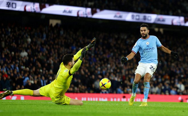 Riyad Mahrez je takole matiral vratarja Huga Llorisa. FOTO: Molly Darlington/Reuters
