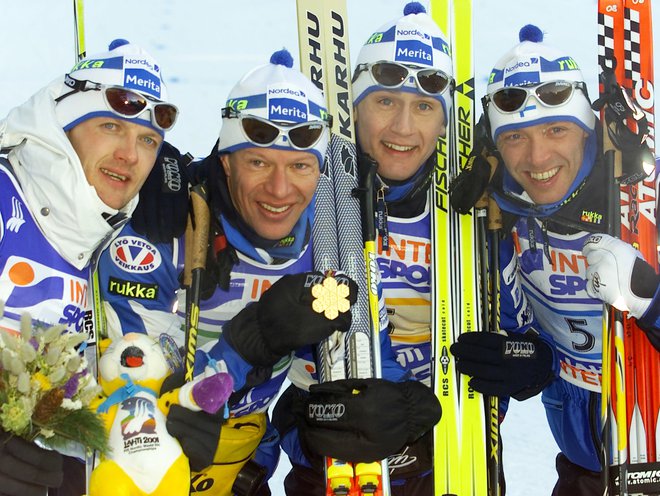 Finci Janne Immonen, Harri Kirvesniemi, Sami Repo in Mika Myllylä (od leve) so se na nordijskem SP v Lahtiju leta 2001 najprej veselili zlatega odličja v štafeti, nato so tri od njih ujeli na dopinški kontroli. FOTO: Reuters
