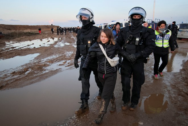 Nemška policija je uradno zanikala, da je bila aretacija Grete Thunberg uprizorjena. FOTO: Wolfgang Rattay/Reuters
