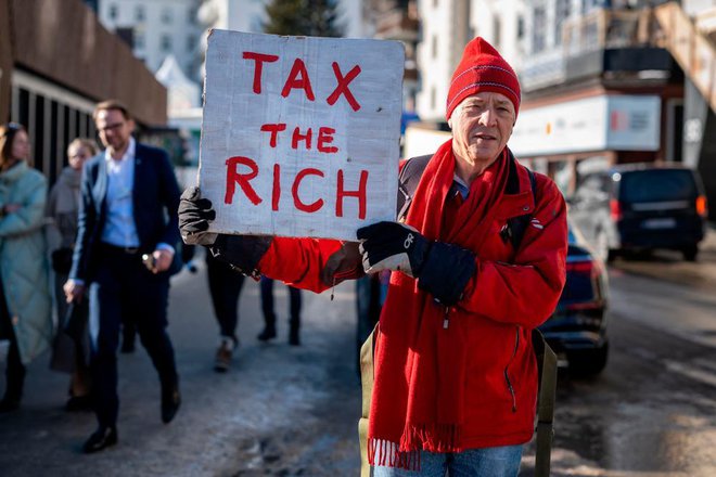 Britanec Phil White je eden tistih milijarderjev, ki protestirajo za to, da bi lahko plačevali višje davke. FOTO: AFP
