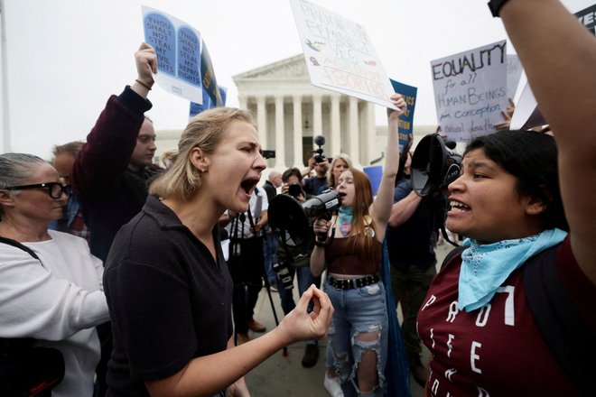 Odločitev večinsko konservativnega vrhovnega sodišča, da vrne pristojnost odločanja o pravici do umetne prekinitve nosečnosti zveznim državam, so julija lani spremljali protesti po ZDA. FOTO: Evelyn Hockstein/Reuters
