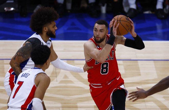 Zach LaVine (z žogo) je prispeval največji delež k zmagi Chicaga. FOTO: Gonzalo Fuentes/Reuters
