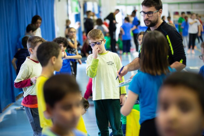 Vzroki za nasilje med otroki so večdimenzionalni, od otrokovega temperamenta, zgledov iz okolja do samopodobe in opremljenosti s socialnimi veščinami, empatijo ter sposobnostjo obvladovanja stresa. FOTO: Jure Eržen
