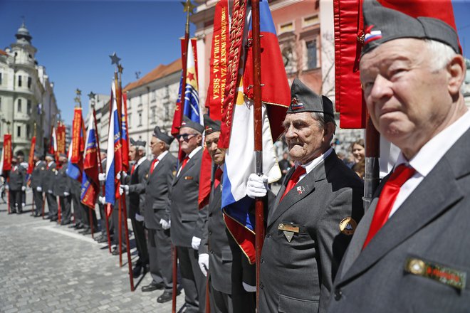 Nova sestava koordinacijskega odbora za državne slovesnosti gotovo ne bo prepovedovala udeležbe borčevskih praporščakov. FOTO: Leon Vidic
