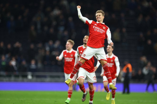 Martin Ødegaard (v skoku) bo izjemno nevaren tudi za Manchester United. FOTO Paul Childs/Reuters
